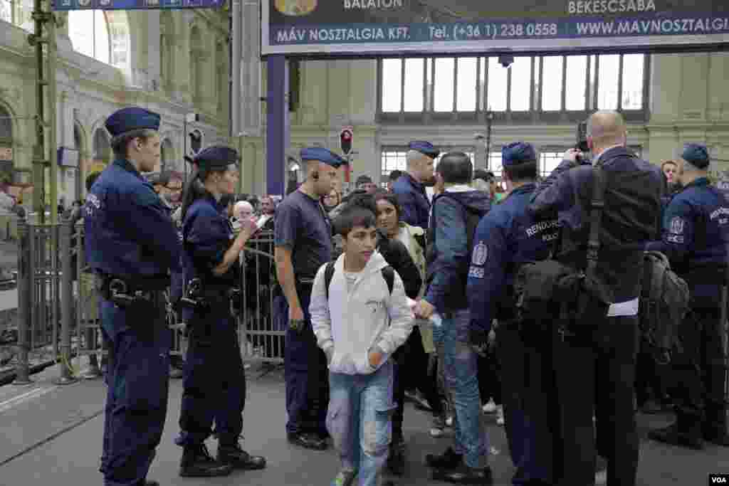پناهجویان همچنان به ایستگاه راه آهن بوداپست وارد می شوند