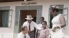 Billy Graham, évangéliste américain, parle avec des enfants du village de Virginia, à 30 kilomètres de Monrovia en 1960.