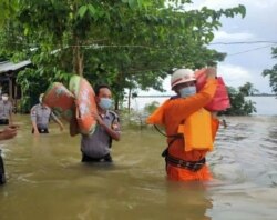 ပဲခူးတိုင်းဒေသကြီး၊ ပန်းတောင်းမြို့နယ်၊ ထုံးဘိုကျေးရွာအုပ်စု၊ ခတ္ထိယရပ်ကွက်တွင် ဧရာဝတီမြစ်ရေမြင့်တက်လာမှုကြောင့် ဒေသခံတွေကို ဘေးလွတ်ရာ ရွှေ့ပြောင်းပေးနေတဲ့ မြင်ကွင်း။ (ဓာတ်ပုံ Myanmar Fire Services Department - ဇူလိုင် ၂၈၊ ၂၀၂၀)