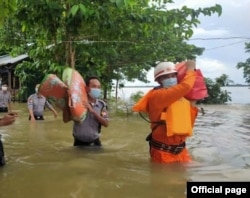 ပဲခူးတိုင်းဒေသကြီး၊ ပန်းတောင်းမြို့နယ်၊ ထုံးဘိုကျေးရွာအုပ်စု၊ ခတ္ထိယရပ်ကွက်တွင် ဧရာဝတီမြစ်ရေမြင့်တက်လာမှုကြောင့် ဒေသခံတွေကို ဘေးလွတ်ရာ ရွှေ့ပြောင်းပေးနေတဲ့ မြင်ကွင်း။ (ဓာတ်ပုံ Myanmar Fire Services Department - ဇူလိုင် ၂၈၊ ၂၀၂၀)