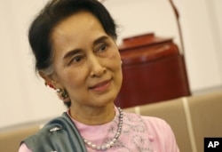 Bà Suu Kyi đã bị chỉ trích kể từ sau chiến thắng ồ ạt của đảng Liên minh Dân chủ Toàn quốc của bà vì đã không có đủ các biện pháp giải quyết vấn nạn của người Rohingya.