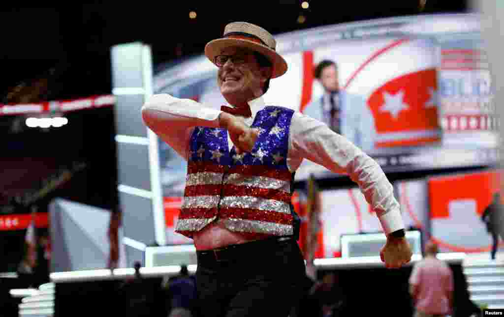 Le célèbre présentateur télévisé Stephen Colbert enregistre un show lors de la Convention républicaine à Cleveland, Ohio, le 17 juillet 2016.