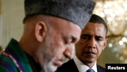 阿富汗總統卡爾扎伊與美國總統奧巴馬在白宮一次新聞發佈會上。(2010年5月12日資料照片)