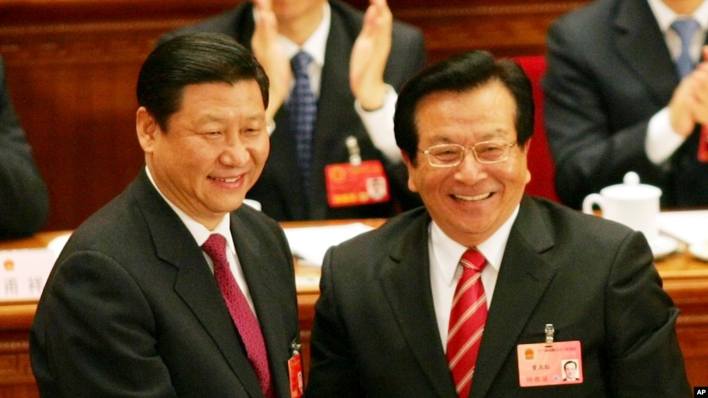 2008年3月15日即将离任的中国国家副主席曾庆(右)红向刚刚当选副主席的习近平(左)表示祝贺(photo:VOA)
