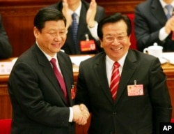 2008年3月15日即将离任的中国国家副主席曾庆(右)红向刚刚当选副主席的习近平(左)表示祝贺