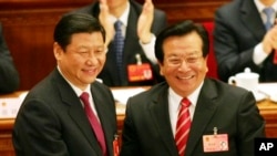 2008年3月15日，即将离任的中国国家副主席曾庆红（右）向刚刚当选副主席的习近平表示祝贺。