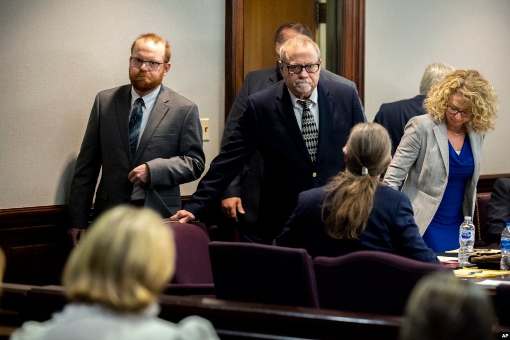 资料照片：麦克迈克尔父子进入法庭时看着旁听席上的家人。 (2021年11月24日)(photo:VOA)