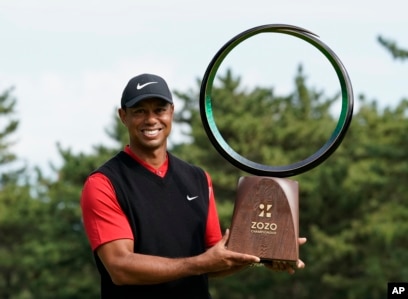 Tiger Woods pose avec son trophée après avoir remporté le Zozo Championship PGA Tour au country club Accordia Golf Narashino à Inzai, à l'est de Tokyo, au Japon, le lundi 28 octobre 2019.