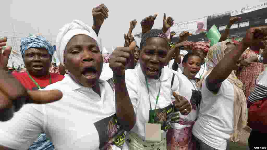 Magoya bayan Shugaba Jonathan a Tafata Square, Janairu 8, 2014.