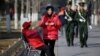 北京长安街旁巡逻的武警和带着红袖章、自称为治安志愿者的北京大妈。（2017年3月2日）