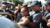 У Єревані продовжуються сутички між демонстрантами і поліцією 