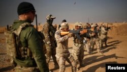 Anggota Pasukan Khusus AD AS memberikan pelatihan kepada para pejuang Iraq dari Hashid Shaabi di kamp Makhmur (11/12/2016). (foto: REUTERS/Mohammed Salem)