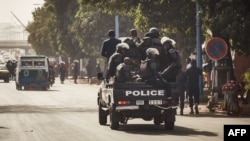 ARCHIVES - des agents de la police malienne lors d'une manifestation à Bamako, le 10 janvier 2018.