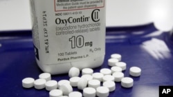 Según las autoridades, Smithers prescribió más de 500.000 dosis de opioides a pacientes de Virginia, Kentucky, West Virginia, Ohio y Tennessee durante el ejercicio de su profesión en Martinsville, Virginia, de 2015 a 2017.