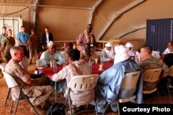 Le général Thomas Waldhauser, s'est rendu à Agadez, pour rencontrer plusieurs leaders nigériens, le 1er novembre 2016. (Photo par Samantha Reho, U.S. Africa Public Affairs/ Released)