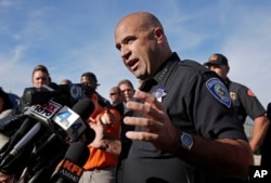 Cảnh sát trưởng San Bernardino Jarrod Burguan nói chuyện với truyền thông gần địa điểm xảy ra vụ nổ súng.