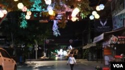 A woman walks along the once-popular Pub Street in Siem Reap, Cambodia, May 9, 2020. (Phorn Bopha/VOA Khmer) 