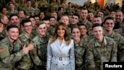 Melania Trump, primera dama de Estados Unidos, posa con soldados durante una visita a Fort Bragg para reunirse con tropas de la nación y sus familias en Fayetteville, Carolina del Norte. Abril 15 de 2019.