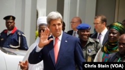 Le secrétaire d'Etat américain John Kerry salue la foule lors de sa visite au palais du sultan de Sokoto, Nigeria, le 23 août 2016.