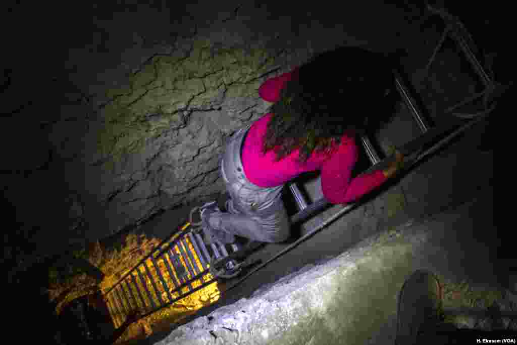 Seorang anak perempuan menaiki tangga menuju ke bilik-bilik pemakaman yang terletak 7 meter di dalam tanah, di 9 September 2017.&nbsp;