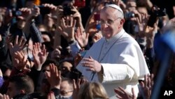 Papa Franja pozdravlja vernike prilikom današnjeg dolaska na inauguralnu misu u Vatikanu