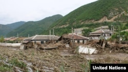지난해 북한에 내린 집중호우로 함경북도 회령시 가옥들이 무너진 모습이다. 유엔이 지난해 9월 공개한 북한 함경북도 수해 실사보고서에 들어있는 사진이다.