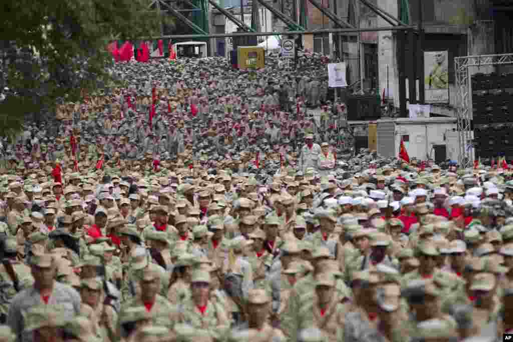 Members of the Bolivarian Militia march during their seventh anniversary celebration, in front of the Miraflores presidential palace in Caracas, Venezuela, April 17, 2017.