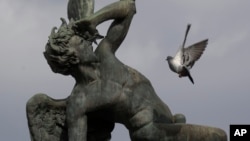 Otras ciudades como Madrid, España, también poseen monumentos a personajes como Lucifer.