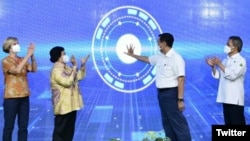 Menteri Siti Nurbaya, Kepala BRGM Hartono dan Kepala BIG Aris Marfai meluncurkan Peta Mangrove Nasional tahun 2021 di TWA Angke Kapuk, Jakarta, Rabu (13/10). (Twitter/KementerianLHK)