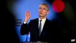 Генсек НАТО Єнс Столтенберґ спілкується зі ЗМІ після засідання НАТО-Росія
