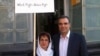 رضا خندان (راست) و همسرش نسرین ستوده در زمانی که خانم ستوده در بیرون از زندان به ممنوعیت از اشتغال به وکالت اعتراض داشت