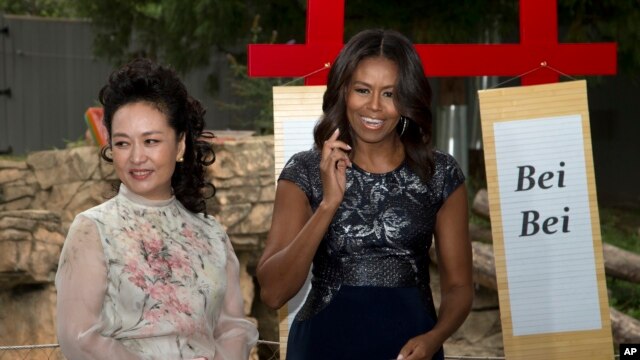 Las primeras damas de Estados Unidos, Michelle Obama, y de China, Peng Liyuan, durante su visita al Zoológico Nacional de Washington D.C.idiomas, el viernes 25 de septiembre de 2015.