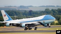 El avión presidencial de EE.UU. conocido como Air Force One aterriza en Escocia el 13 de julio de 2018, llevando al presidente Donald Trump y la primera dama Melania Trump para pasar el fin de semana en un club de golf del mandatario. Foto:AP/Peter Morrison.