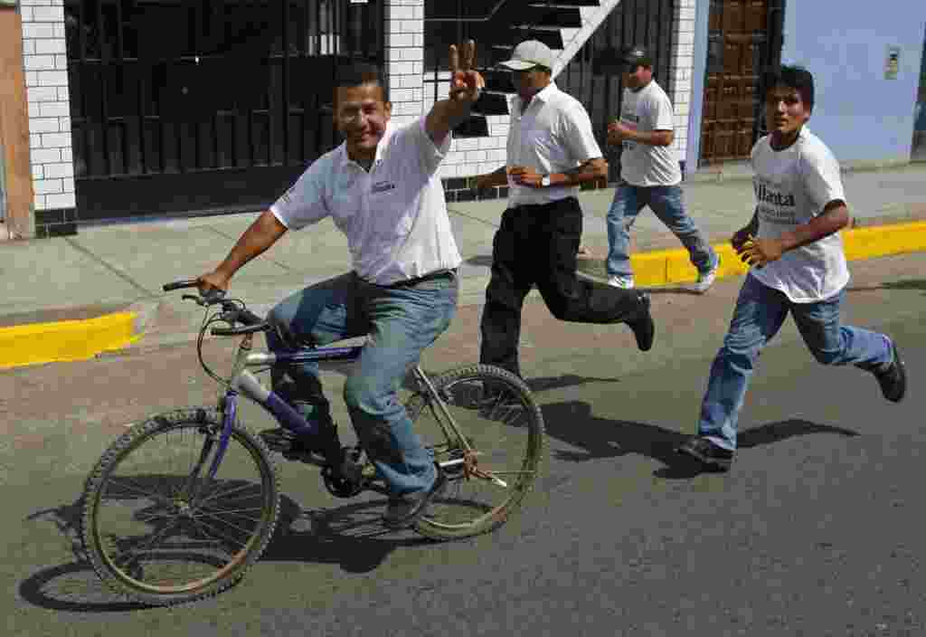 El candidato Ollanta Humala saludando a sus seguidores mientras recorre la ciudad de Trujillo.