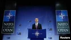 Sekjen NATO Jens Stoltenberg berbicara dalam KTT menlu negara-negara NATO di Brussels 2/12/2014. Stoltenberg menuduh Rusia telah melanggar gencatan senjata dengan Ukraina setelah Rusia mengirim kembali militer ke wilayah Ukraina. 