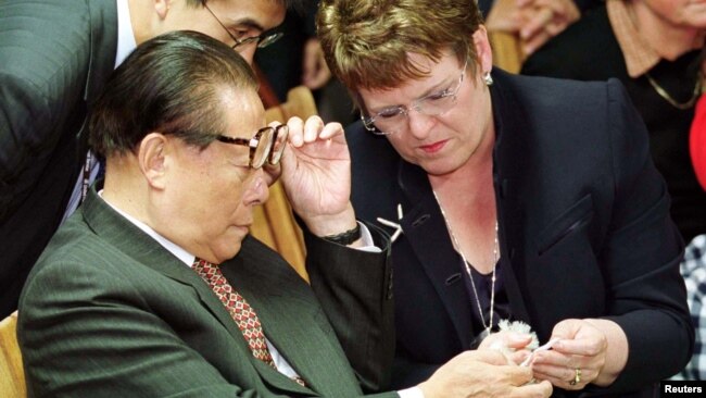 中国前领导人江泽民1999年9月14日在新西兰参观一个养羊牧场时与新西兰前总理希普利交谈。