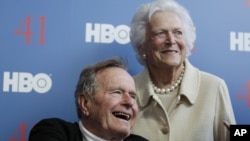 Cựu Tổng thống George H.W. Bush và phu nhân
