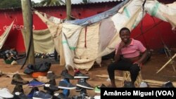 Jovem vendedor de rua, cidade de Pemba, Cabo Delgado, Moçambique. Governo diz que o gás vai ajudar a criar emprego.