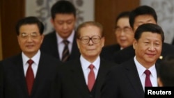 지난달 30일 시진핑 중국 국가주석(오른쪽)이 건국 65주년을 맞아 퇴임한 국가 원수들과 함께 기념식장으로 걸어들오고 있다.