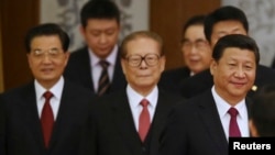 中国国家主席习近平与江泽民、胡锦涛和李鹏等退休领导人走在北京人民大会堂，参加庆祝中国人民共和国成立65周年的活动。（2014年9月30日）