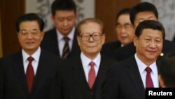 中國主席習近平和退休領導人江澤民、胡錦濤走進國慶65週年招待會會場（2014年9月30日）