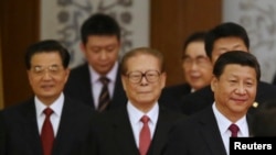中國國家主席習近平與江澤民、胡錦濤和李鵬等退休領導人走在北京人民大會堂，參加慶祝中國人民共和國成立65週年的活動。(2014年9月30日)