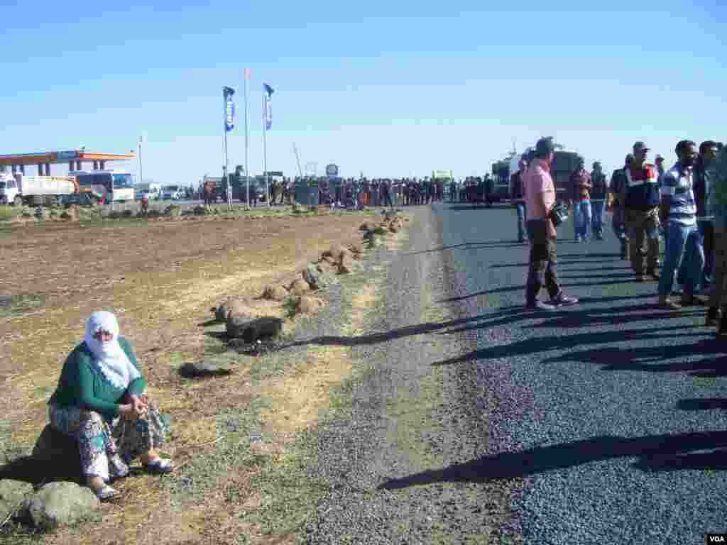 Turkish Police disperse Kurd protesters near Syria border, Monday, August 5, 2013 