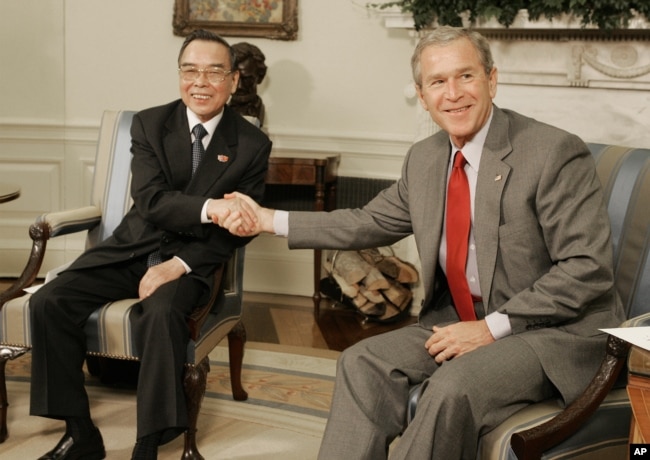 Thủ tướng Phan Van Khai và Tổng thống George W. Bush hội kiến trong Phòng Bầu dục ở Nhà Trắng, Washington, ngày 21 tháng 6, năm 2005.