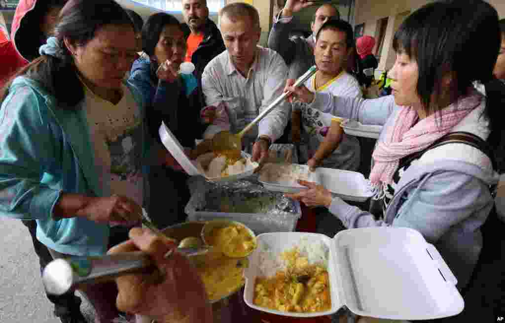 آسٹریا میں پناہ گزینوں کو کھانا تقسیم کیا جا رہا ہے۔
