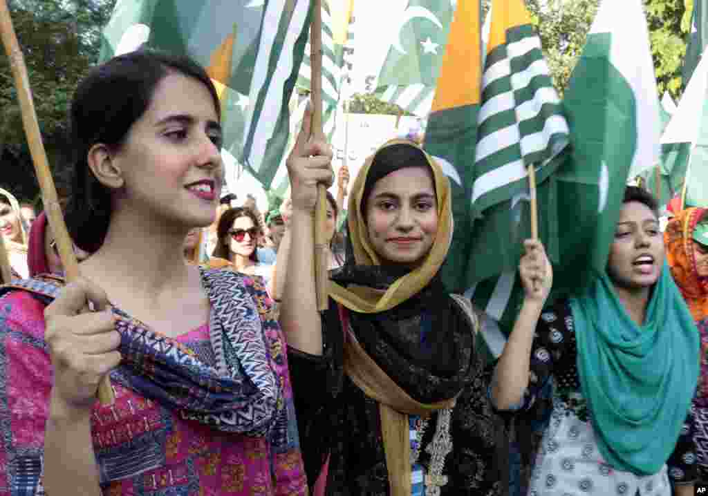زنان پاکستانی در پایتخت این کشور علیه اقدامات هند در کشمیر راهپیمایی کردند. هند اختیارات دولت خودمختار کشمیر را کاهش داده اما پاکستان به این اقدام اعتراض دارد.&nbsp;