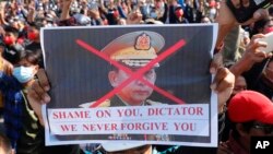 ဖေဖော်ဝါရီ ၉ ရက်နေ့ မန္တလေးဆန္ဒပြပွဲအတွင်း စစ်အာဏာဖီဆန်သူတဦးကိုင်ထားတဲ့ ပို့စ်စတာတခု။ (ဖေဖော်ဝါရီ ၉၊ ၂၀၂၁)