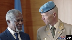Joint Special Envoy for Syria Kofi Annan (L) speaks with Major-General Robert Mood of Norway during a meeting at the United Nations in Geneva, April 4, 2012.