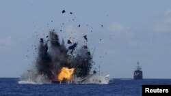 Kapal penangkapan ikan ilegal yang diledakkan Angkatan Laut Indonesia di perairan dekat Bitung, Sulawesi Utara (20/5). 