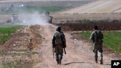 Turkish soldiers patrol near the border with Syria, ouside the village of Elbeyli, east of the town of Kilis, southeastern Turkey, July 24, 2015. Turkish warplanes struck Islamic State group targets across the border in Syria early Friday, government offi